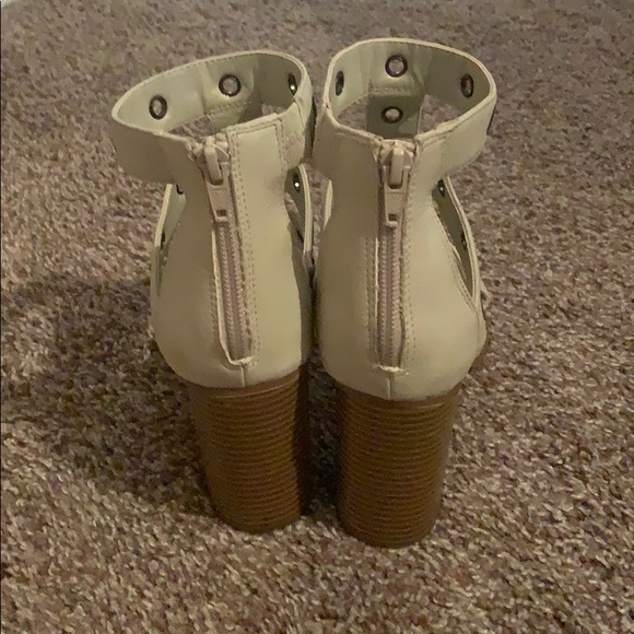 Beige Vera Wang Heels - Picture 3 of 3